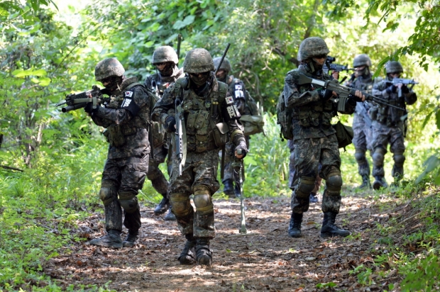 2000년대부터는 우리 군 군복에 디지털무늬가 도입되었으며 실용성이 강화되었다. 사진=육군