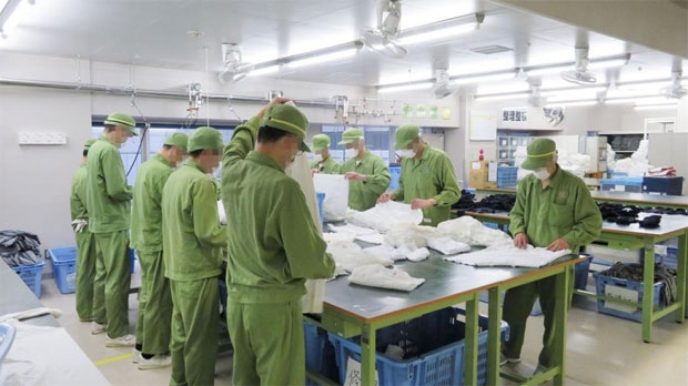 1일 도쿄도 가쓰시시카구 교도소 수감자들이 세탁 작업을 하고 있다./사진=도쿄도교정국