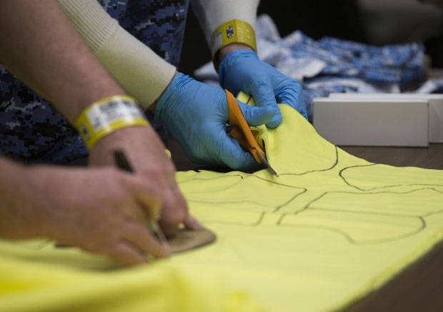 9일 미국 텍사스주 리치먼드 포트벤드카운티 교도소 수감자들이 천마스크를 제작하고 있다./사진=AP 연합뉴스