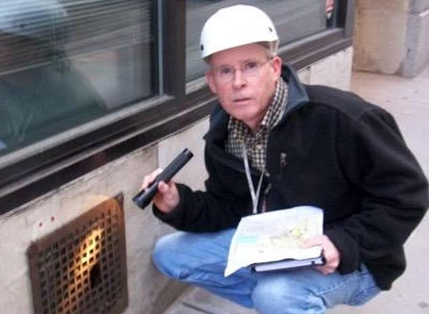 쥐구멍 앞에서 손전등을 비추고 있는 미국 설치류 전문가 바비 코리건./사진=트위터