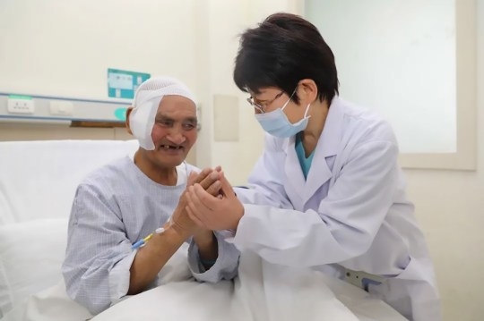 수술 후, 제2의 삶을 선물해 준 의료진과 손을 맞잡은 중국의 70대 남성