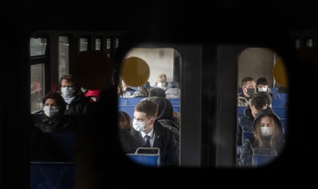 러시아 모스크바 열차 승객들이 16일(현지시간) 신종 코로나바이러스 감염증(코로나19) 예방 마스크를 쓰고 있는 모습./사진=AP 연합뉴스