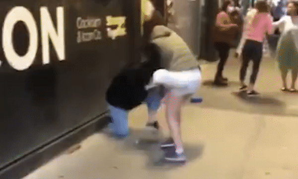 지난 15일에는 호주 멜버른 시내에서 인근 대학에 재학 중인 2명의 중국인 유학생이 백인 여성에게 폭행을 당했다.