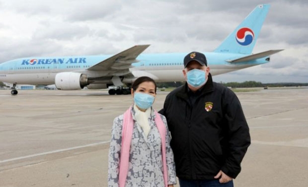 지난 18일 한국에서 구매한 신종 코로나바이러스 감염증 진단키트 물량의 도착을 맞으러 볼티모어-워싱턴 국제공항에 나간 래리 호건 미 메릴랜드 주지사와 유미 호건 여사(왼쪽)./사진=래리 호건 미 메릴랜드 주지사 트위터