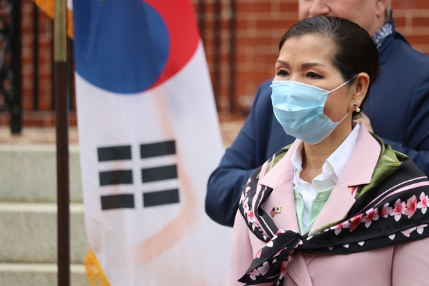 20일(현지시간) 메릴랜드주 아나폴리스 주지사 관저에서 유미 호건 여사가 남편인 래리 호건 주지사의 진단키트 공수 관련 기자회견을 지켜보고 있다./사진=AP연합뉴스