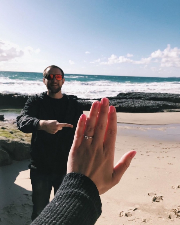 오스틴 먼포트가 캘리포니아주 라구나비치에서 섄탈 멜란슨에게 청혼했을 때의 모습.(사진=tragedytolove/인스타그램)