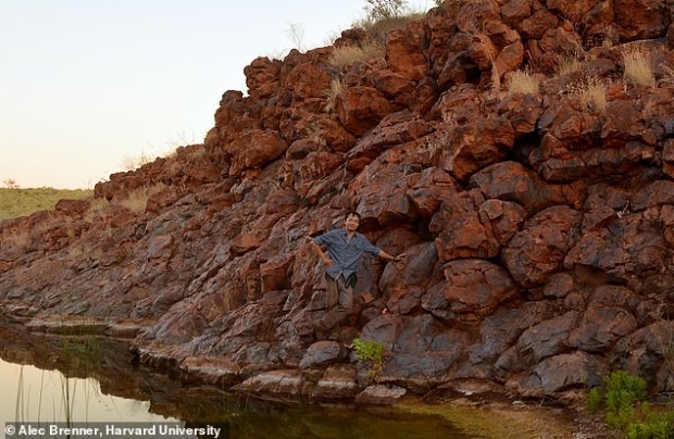 연구 공동저자인 로저 푸 조교수가 호주 서부 필바라 크레이톤의 꿀빨이새 현무암의 외곽에서 포즈를 취하고 있는 모습. 사진 속 암석은 연구자들에게 약 32억 년 전 지각 이동의 증거를 보여줬다.(사진=앨릭 브레너/하버드대)