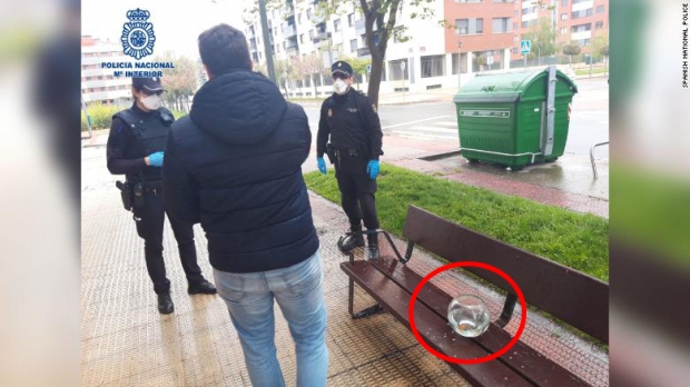 금붕어를 산책시키겠다며 외출금지령을 어긴 남성.(사진=스페인 경찰/트위터)