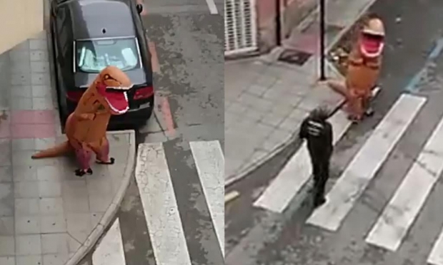 티라노사우루스렉스 변장을 하고 산책에 나선 남성(사진=스페인 무르시아 경찰서/트위터)