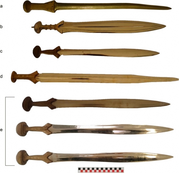 실험에 쓰인 복제 청동검들