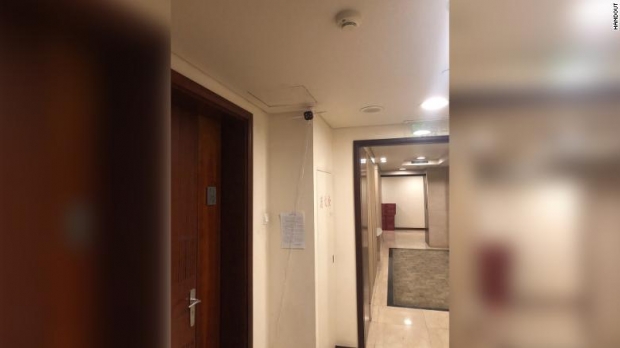 중국에 거주하는 아일랜드 남성 이안 라히페는 최근 베이징에 있는 자신의 아파트로 돌아온 다음 날 아침 현관문 밖에 감시카메라가 설치되는 모습을 발견했다.(사진=이안 라히페)