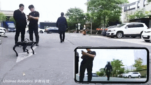 에이원은 길을 걷는 사람들로 붐비는 거리에서도 이리저리 피해며 사뿐사뿐 나아간다.(사진=유니트리 로보틱스)