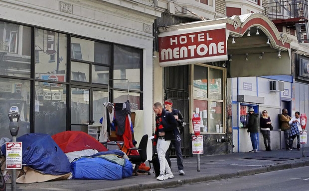 샌프란시스코 텐더로인 지역에서는 노숙자 텐트가 300% 증가했다. 공터가 아닌 인도에 텐트를 친 노숙자도 71%가 늘었다./사진=AP 연합뉴스