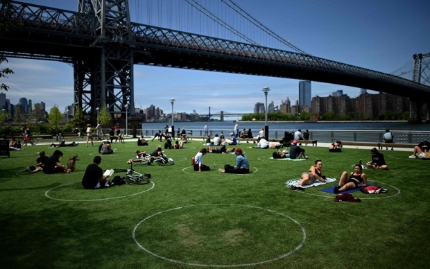 뉴욕 도미노 공원에서 휴식을 취하고 있는 시민들. 사진=AFP 연합뉴스