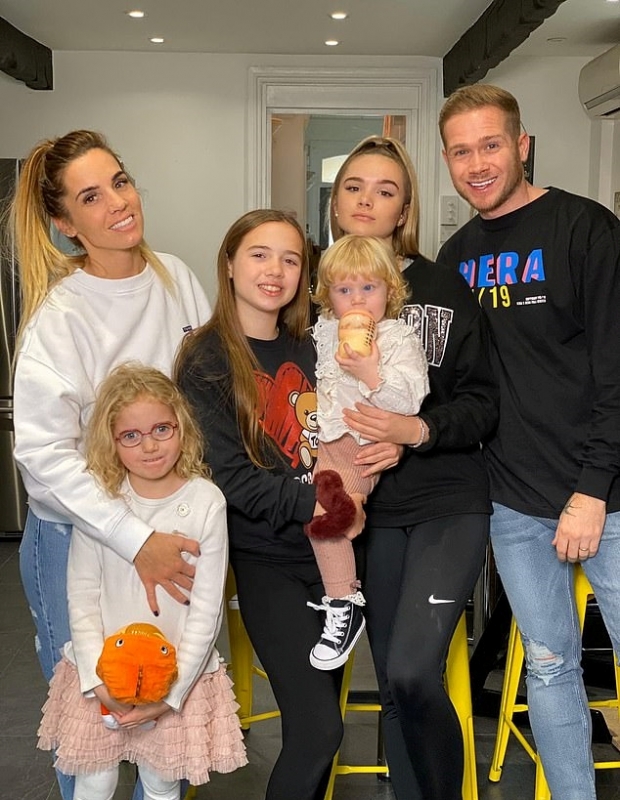 조엘 콘더(맨 오른쪽)와 아내(맨 왼쪽), 그리고 네 딸