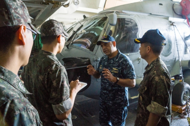 한미연합훈련 기간 중 미 해군으로부터 MH-60R 시호크 설명을 듣는 해군 관계자들. (사진=미 해군) 