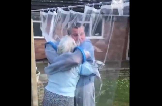 영국의 한 남성이 직접 제작한 ‘커들 커튼’을 통해 할머니와 애틋한 포옹을 나누고 있다. 이 장면을 담은 동영상은 인도의 대기업 회장이 공유하면서 더욱 화제와 감동을 낳았다.