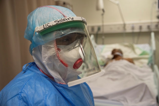 15일(현지시간) 도미니카공화국 수도 산토도밍고 소재 한 병원 중환자실에서 의료진이 코로나19 환자를 돌보고 있다./사진=EPA 연합뉴스