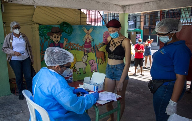 25일(현지시간) 도미니카공화국 수도 산토도밍고의 한 보건소에서 코로나19 진단검사가 이뤄지고 있다./사진=AFP 연합뉴스