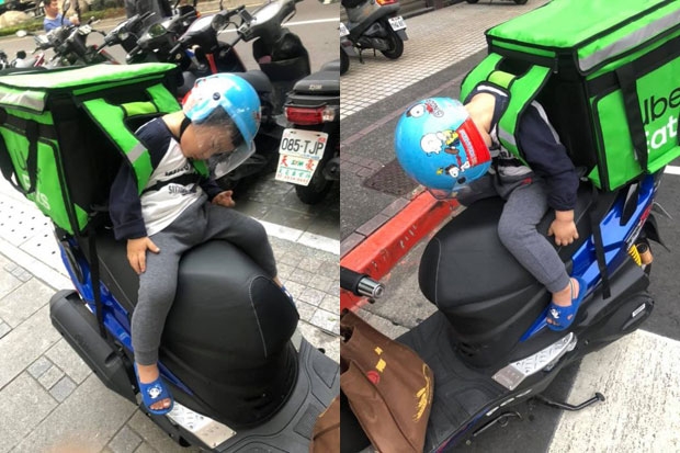 배달 오토바이에 어린 아들을 태우고 다니는 싱글대디의 사연이 뭉클하다. 15일(현지시간) 대만 TVBS는 홀로 아들을 키우는 배달기사의 부성애를 조명했다./사진=TVBS