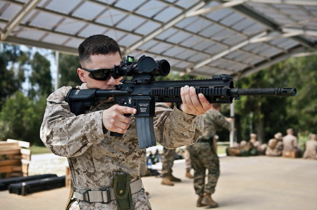 미 해병대는 경기관총 M249를 대체하기 위해, HK416을 작전요구에 맞게 손 본 M27 IAR(Infantry Automatic Rifle)을 채택한다. 사진=미 해병대