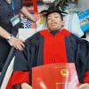 [여기는 베트남] 병마와 싸우며 학업 이어간 대학생, 졸업장 손에 쥐고 눈 감아