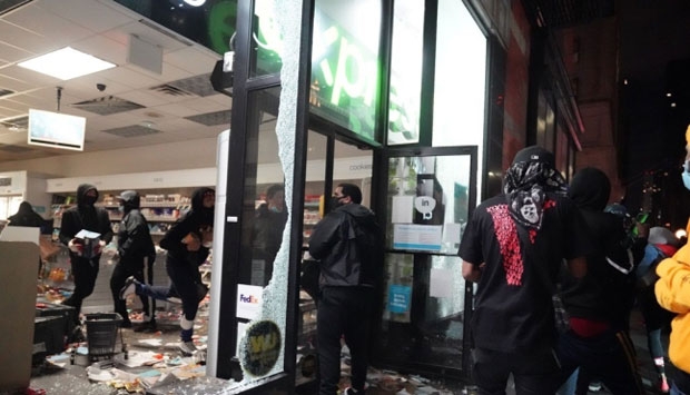 1일(현지시간) 밤 미국 뉴욕에서 한 상점을 약탈하는 사람들./사진=AFP 연합뉴스