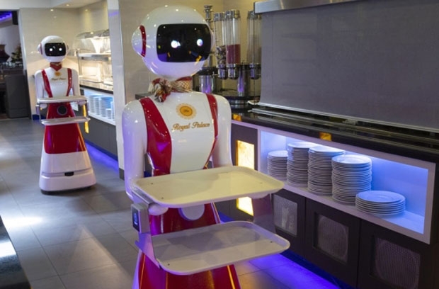 지난 27일(현지시간) 네덜란드 남서부 도시 레네서의 한 식당에서 음식 서빙, 그릇 수거용 로봇 두 대가 작동하고 있다./사진=AP 연합뉴스