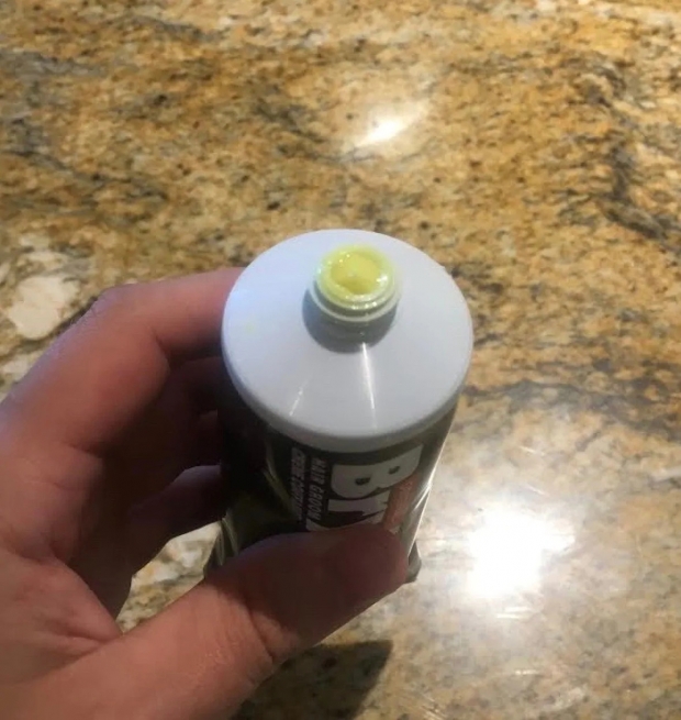 8년 전에 왔어야 할 헤어크림은 원래 흰색이지만 노랗게 변색된 모습이다.