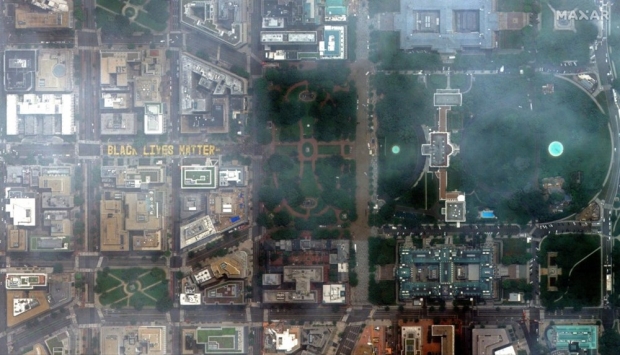 백악관 인근 라파예트 광장 앞 16번가 4차선 도로에 새겨진‘흑인 목숨은 소중하다’의 위성 사진.