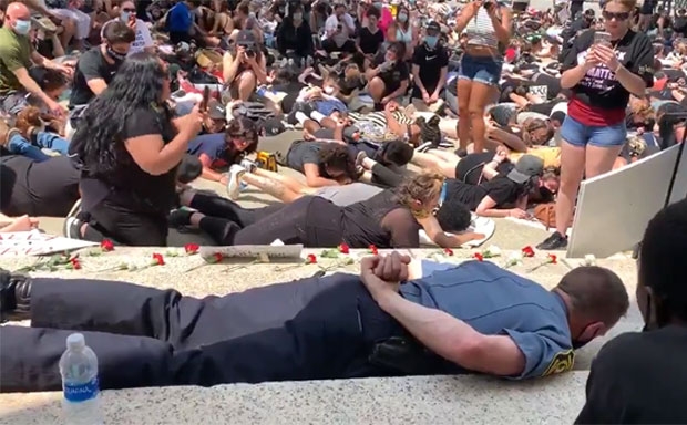 현장을 지켜보던 웹스터경찰서장 마이클 D. 쇼도 시위에 동참했다.