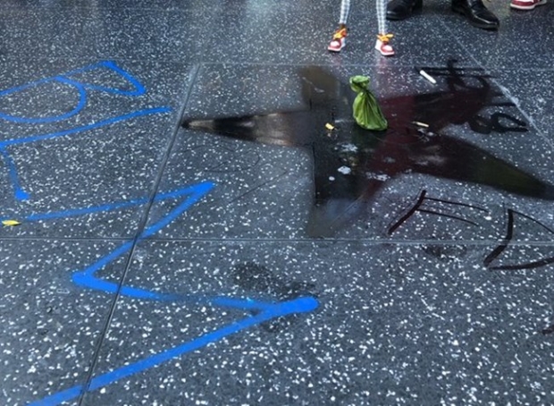 훼손당한 트럼프의 별과 파란색 스프레이로 그려진 BLM 글자