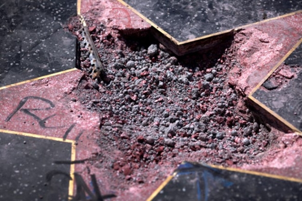 지난 2018년 곡괭이질 당한 트럼프의 별. 사진=AP 연합뉴스