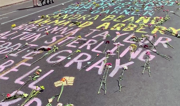 마리 에르난데스라는 이름의 주민이 2일 조지 플로이드를 시작으로 이름이 적힌 흑인 희생자는 8일 현재 47명으로 늘었다. 이름 사이로 조화가 보인다./사진=폭스뉴스 캡쳐