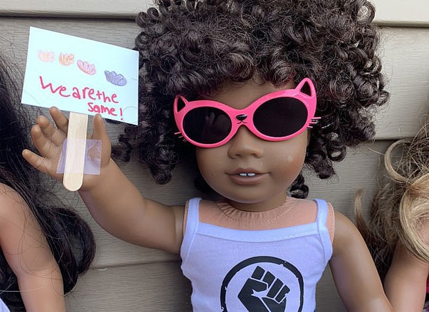 미국 어린이들이 저마다의 방식으로 인종 간 화합을 독려하고 있다. 한 10살 소녀는 다양한 인종과 출신, 계층, 종교를 가진 소녀를 본뜬 애착인형 ‘아메리칸 걸’ 손에 “우리는 동등하다”, “흑인 목숨도 소중하다”라고 적힌 팻말을 쥐여줬다./사진=트위터
