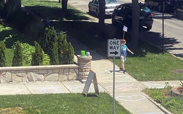 6일(현지시간) 일리노이주 시카고의 한 주민은 자신의 트위터에 ‘나홀로 가두시위’를 벌이는 이웃집 소년의 이야기를 전했다. 소년은 ‘흑인 목숨도 소중하다’(Black lives matter, BLM)는 구호가 적힌 팻말을 들고 동네를 행진했다./사진=트위터