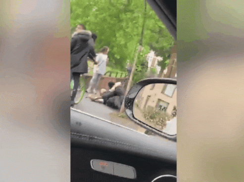 야구방망이를 들고 달려온 남성은 흑인 시민에게 폭행 당하는 백인 경찰을 돕기 위해 달려온 시민이다.