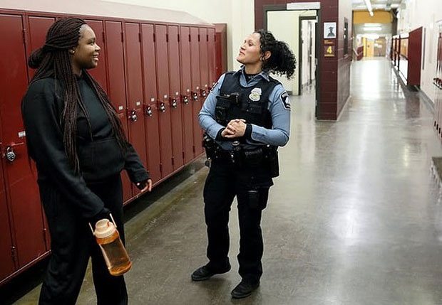 2019년 자신이 다니던 고등학교에서 학교 보안관과 이야기를 나누던 다넬라 프레지어의 모습./사진=스타트리뷴 캡쳐