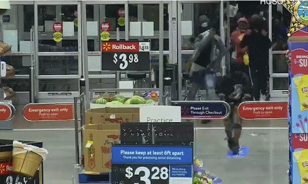 일부 시위대에 약탈당하는 월마트