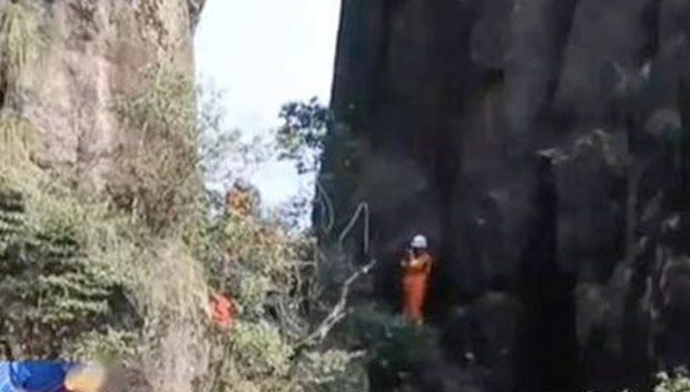 특히 동호회 회원 3인 중 한 명인 조 모 씨는 암벽 등반 중 고립, 낙하 위험에 처하면서 현장에 출동한 소방 구조대의 도움으로 안전하게 하산한 것으로 전해졌다.