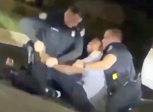 브룩스는 격렬히 저항했다. 목격자들이 찍은 영상에는 그가 경찰 2명과 몸싸움을 벌이며 주먹을 휘두르다 도주하는 모습이 담겨 있다./사진=트위터