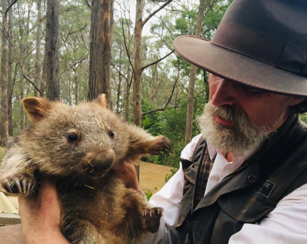 웜뱃 케어 분다눈이라는 웜뱃 전문 구조단체의 설립자인 존 크레이턴의 모습.