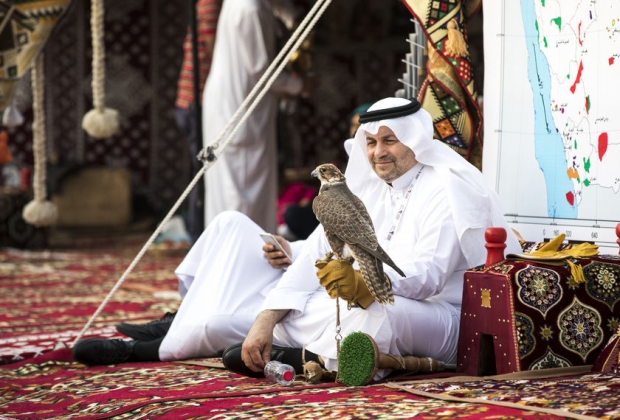 2017년 아랍에미리트 두바이에서 열린 한 축제에 애완용 송골매를 데리고 참석한 두바이 남성 (사진=123rf.com)