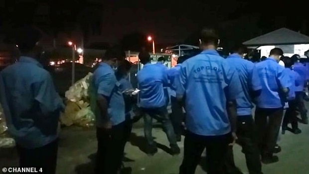 낮은 시급을 받으며 하루 12시간, 주 6일 노동에 시달리고 있는 말레이시아 의료장갑 공장 이주 노동자(아래)와 그들의 숙소(위)