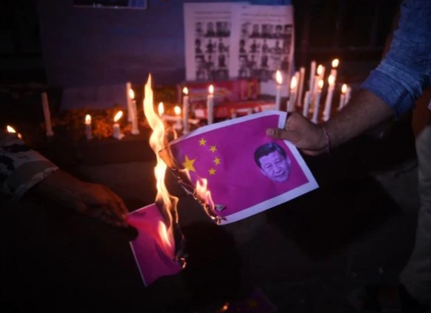 시진핑 중국 국가주석의 사진을 태우며 반중 정서를 드러내고 있는 인도 국민들(사진=AFP 연합뉴스)