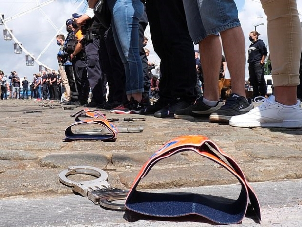 브뤼셀 경찰들이 경찰 인종차별에 항의하는 의미로 내던진 오렌지색 완장과 수갑 (사진=EPA 연합뉴스)