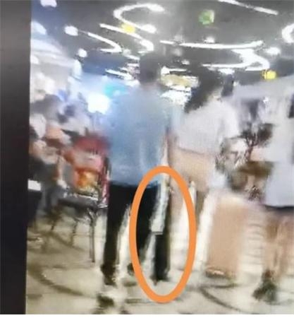 중국 20대 남성이 몰카 가방(노란색 동그라미)을 이용해 지하철 등지에서 여성의 신체를 몰래 촬영하던 당시의 모습