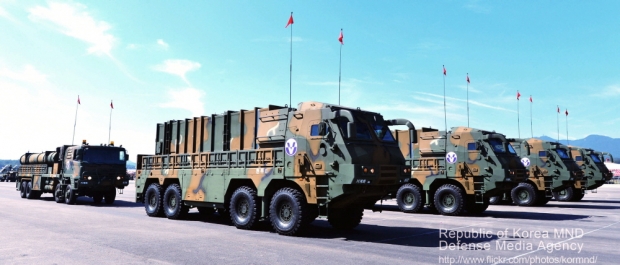 현무-2A의 이동식발사차량은 기동성 향상을 위해 트레일러 방식이 아닌 차체형으로 만들었고, 적 특수부대의 공격에 대비해 차량과 발사대를 방탄화했다.(사진=국방부)