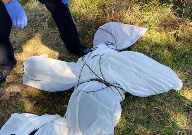 CNN 보도에 따르면 16일(현지시간)과 18일 캘리포니아주 오클랜드의 한 호수공원에서 사람 모양을 한 가짜 시신인형 6개가 잇따라 발견됐다./사진=오클랜드경찰국