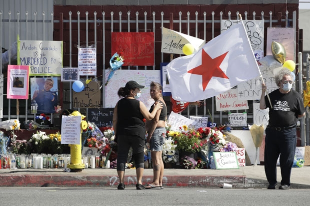 21일(현지시간) 미국 캘리포니아주에서 경찰 총에 맞아 사망한 라틴계 소년의 추모식이 열렸다./사진=AP 연합뉴스